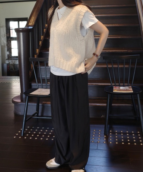 ISOOK（アイスー）の「Vネックニットベスト(eri. select) / レディース オーバーサイズ シンプル 無地 スリット ベージュ ネイビー（ベスト・レディース・ベージュ/ネイビー・FREE）」の12枚目の写真