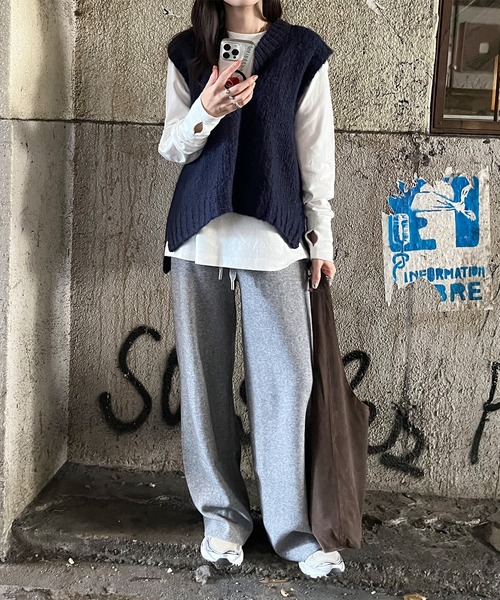 ISOOK（アイスー）の「Vネックニットベスト(eri. select) / レディース オーバーサイズ シンプル 無地 スリット ベージュ ネイビー（ベスト・レディース・ベージュ/ネイビー・FREE）」の5枚目の写真