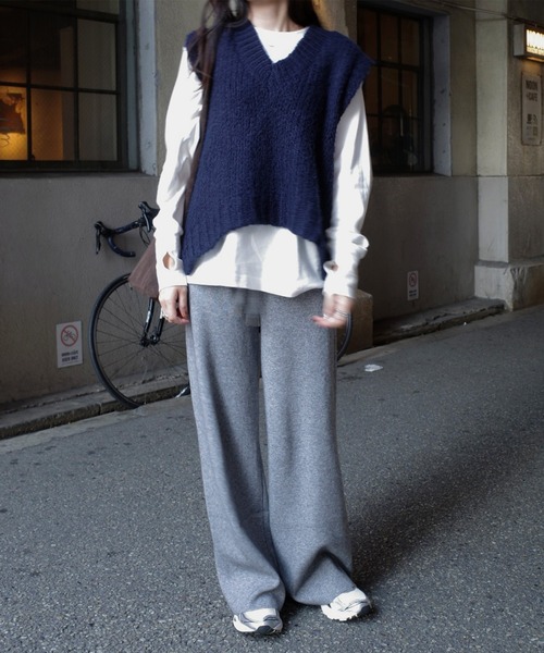 ISOOK（アイスー）の「Vネックニットベスト(eri. select) / レディース オーバーサイズ シンプル 無地 スリット ベージュ ネイビー（ベスト・レディース・ベージュ/ネイビー・FREE）」の6枚目の写真