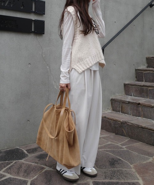 ISOOK（アイスー）の「Vネックニットベスト(eri. select) / レディース オーバーサイズ シンプル 無地 スリット ベージュ ネイビー（ベスト・レディース・ベージュ/ネイビー・FREE）」の3枚目の写真