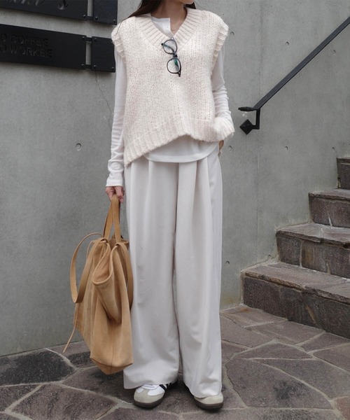 ISOOK（アイスー）の「Vネックニットベスト(eri. select) / レディース オーバーサイズ シンプル 無地 スリット ベージュ ネイビー（ベスト・レディース・ベージュ/ネイビー・FREE）」の4枚目の写真