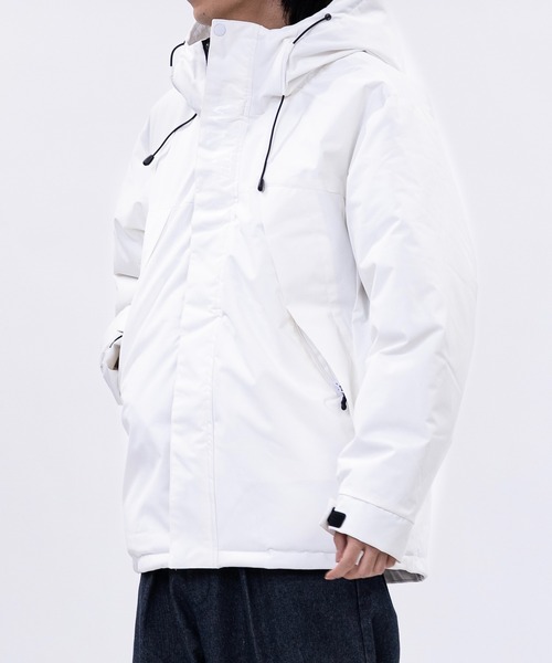 JOHN'S CLOSET（ジョンズクローゼット）の「【13】撥水＆防風 同色ロゴ 中綿マウンテンパーカー（ダウンジャケット/コート・メンズ・ホワイト/レッド/ブラック・MEDIUM/LARGE/X-LARGE）」の8枚目の写真