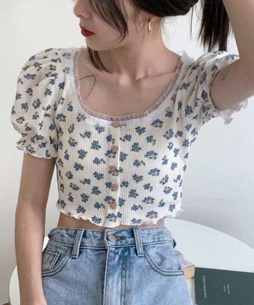 VIBGYOR Women(ヴィブジョー ウィメン)の「【Mayree】小花柄 ハートボタン パフスリーブ 半袖 カットソー(Tシャツ/カットソー・レディース・ホワイト・MEDIUM/LARGE/SMALL)」の1枚目の写真