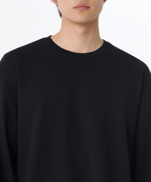MUSINSA STANDARD（ムシンサスタンダード）の「リラックスドクルーネック長袖Tシャツ[ブラック]（Tシャツ/カットソー・メンズ・その他・SMALL/MEDIUM/LARGE/X-LARGE/XX-LARGE/XXX-LARGE）」の3枚目の写真