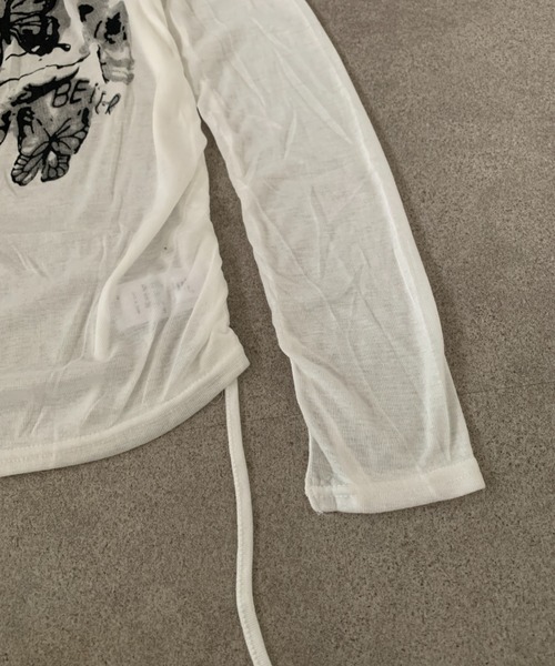 lilful(リルフル)の「【26年春夏新作】ショルダーベルト サイドシャーリング バタフライデザインシアートップス(Tシャツ/カットソー・レディース・ブラック/ホワイト・F)」の9枚目の写真