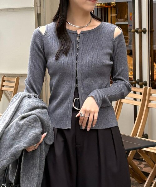 CAPRICIEUX LE'MAGE（カプリシューレマージュ）の「肩開きセッパボタンカーディガン（カーディガン/ボレロ・レディース・ブラウン/ピンク/グレー/ライトベージュ・FREE）」の2枚目の写真