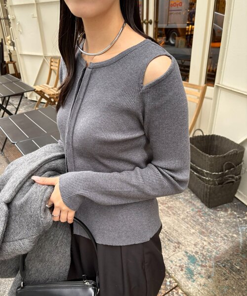 CAPRICIEUX LE'MAGE（カプリシューレマージュ）の「肩開きセッパボタンカーディガン（カーディガン/ボレロ・レディース・ブラウン/ピンク/グレー/ライトベージュ・FREE）」の5枚目の写真