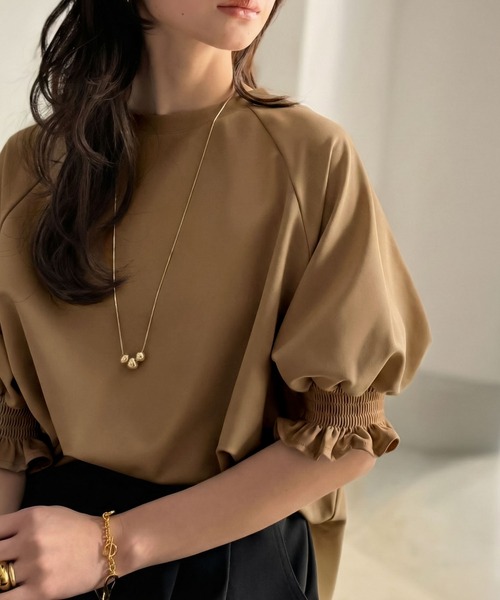 Classical Evon(クラシカルエヴォン)の「【Classical Evon】上品なフリルデザインで、袖先に華やぎを。ジョーゼット素材キャンディースリーブプルオーバー(Tシャツ/カットソー・レディース・ブラウン/ライトベージュ/ブラック/オフホワイト・X-LARGE/SMALL/MEDIUM/LARGE)」の3枚目の写真
