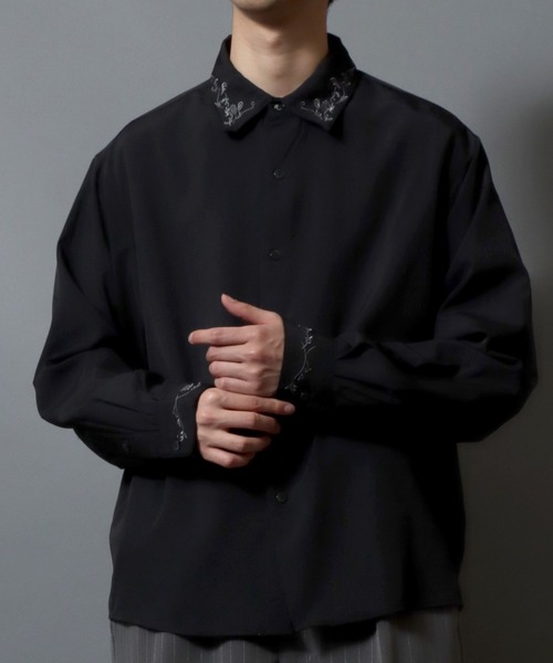 ANPAS（アンパス）の「Embroidered-Collar Long-Sleeve Shirt/襟花刺繍 長袖シャツ メンズ ストレッチ きれいめシャツ モノトーン（シャツ/ブラウス・メンズ・ブラック/ホワイト・L/M）」の2枚目の写真