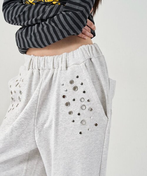 WHO'S WHO gallery(フーズフーギャラリー)の「EYELET SWEAT PANT(スウェットパンツ・レディース・ブラック/グレー/ライトグレー/カーキ・SMALL/MEDIUM)」の2枚目の写真