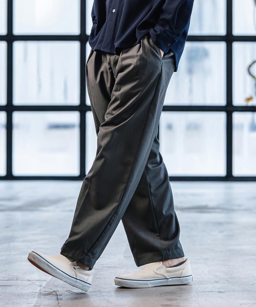 CAMBIO（カンビオ）の「mp14519- TR Two Tuck Pants テーパードパンツ(AI-261-009)（スラックス・メンズ・ブラック/グレー・S/M/L）」の2枚目の写真
