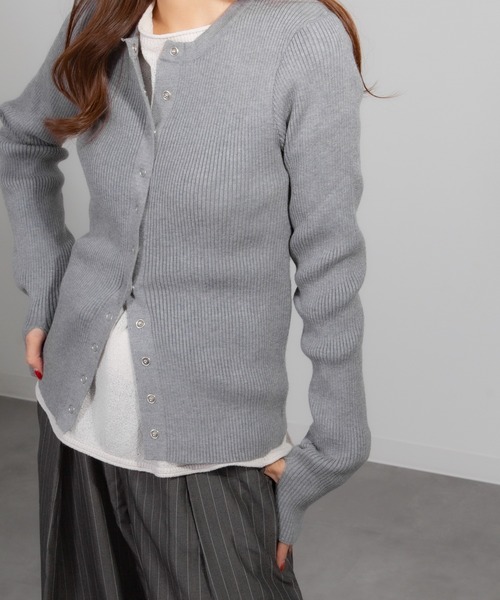 Chiina（チーナ）の「Chiina/【豊富なカラーバリーション】スリムフィット　フィンガーホールクルーネックリブカーディガン（カーディガン/ボレロ・レディース・レッド/ピンク/ホワイト/ブラック/グレー/ブルー・MEDIUM/SMALL）」の4枚目の写真