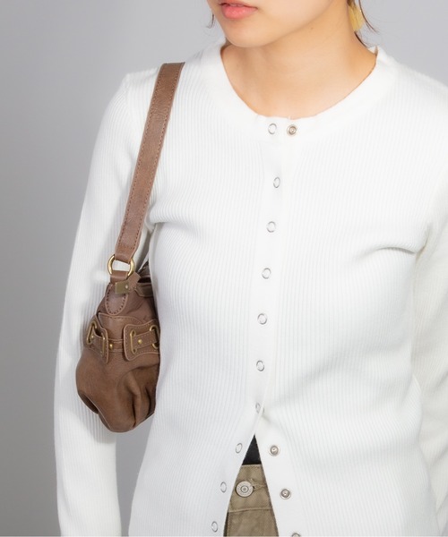 Chiina（チーナ）の「Chiina/【豊富なカラーバリーション】スリムフィット　フィンガーホールクルーネックリブカーディガン（カーディガン/ボレロ・レディース・レッド/ピンク/ホワイト/ブラック/グレー/ブルー・MEDIUM/SMALL）」の2枚目の写真