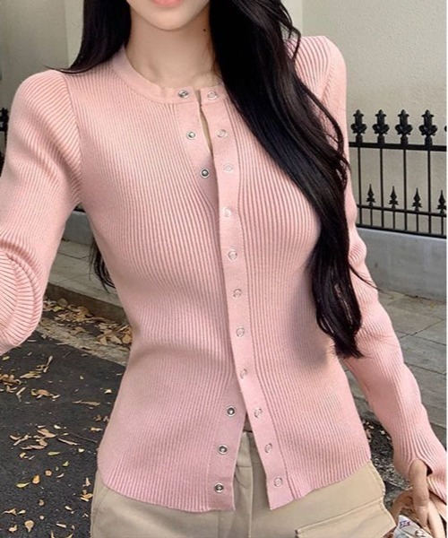 Chiina（チーナ）の「Chiina/【豊富なカラーバリーション】スリムフィット　フィンガーホールクルーネックリブカーディガン（カーディガン/ボレロ・レディース・レッド/ピンク/ホワイト/ブラック/グレー/ブルー・MEDIUM/SMALL）」の6枚目の写真