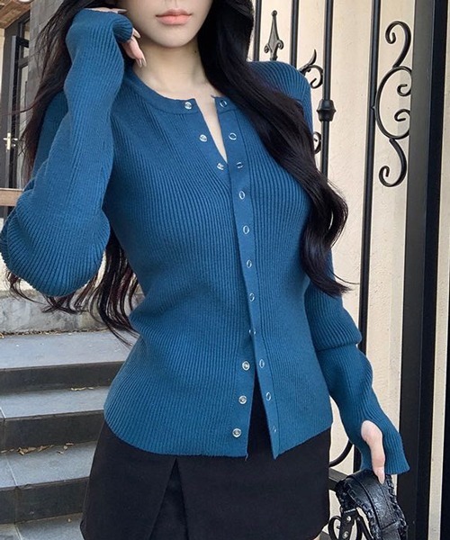 Chiina（チーナ）の「Chiina/【豊富なカラーバリーション】スリムフィット　フィンガーホールクルーネックリブカーディガン（カーディガン/ボレロ・レディース・レッド/ピンク/ホワイト/ブラック/グレー/ブルー・MEDIUM/SMALL）」の5枚目の写真