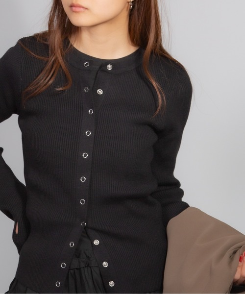 Chiina（チーナ）の「Chiina/【豊富なカラーバリーション】スリムフィット　フィンガーホールクルーネックリブカーディガン（カーディガン/ボレロ・レディース・レッド/ピンク/ホワイト/ブラック/グレー/ブルー・MEDIUM/SMALL）」の3枚目の写真