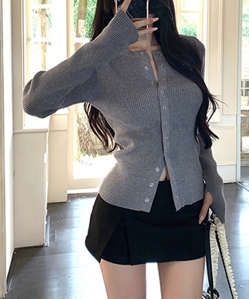 Chiina（チーナ）の「Chiina/【豊富なカラーバリーション】スリムフィット　フィンガーホールクルーネックリブカーディガン（カーディガン/ボレロ・レディース・レッド/ピンク/ホワイト/ブラック/グレー/ブルー・MEDIUM/SMALL）」の13枚目の写真