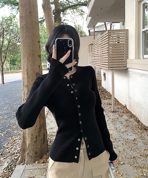 Chiina（チーナ）の「Chiina/【豊富なカラーバリーション】スリムフィット　フィンガーホールクルーネックリブカーディガン（カーディガン/ボレロ・レディース・レッド/ピンク/ホワイト/ブラック/グレー/ブルー・MEDIUM/SMALL）」の18枚目の写真