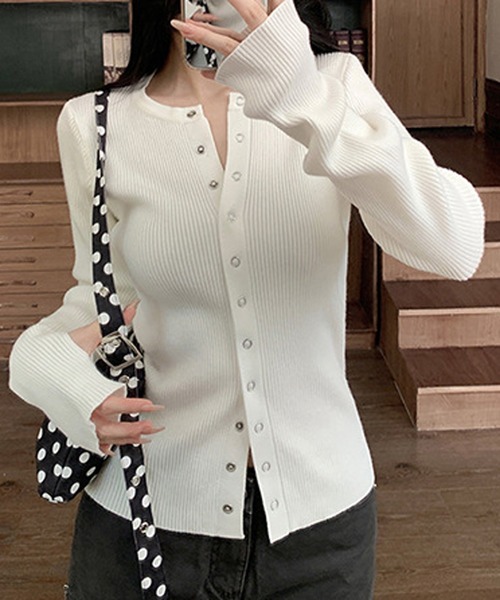 Chiina（チーナ）の「Chiina/【豊富なカラーバリーション】スリムフィット　フィンガーホールクルーネックリブカーディガン（カーディガン/ボレロ・レディース・レッド/ピンク/ホワイト/ブラック/グレー/ブルー・MEDIUM/SMALL）」の8枚目の写真