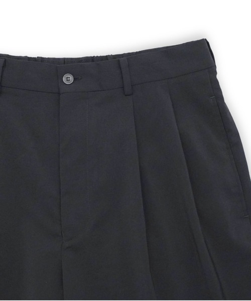 yoko sakamoto（ヨーコサカモト）の「【YOKO SAKAMOTO】 DOUBLE PLEATED SHORTS（その他パンツ・メンズ・ブラック・SMALL/MEDIUM）」の2枚目の写真