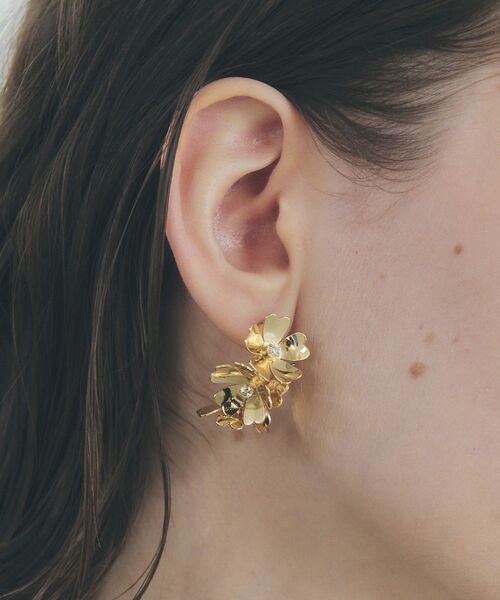 YECCA VECCA（イェッカヴェッカ）の「メタルフラワーピアス（ピアス（両耳用）・レディース・シルバー/ゴールド・FREE）」の2枚目の写真