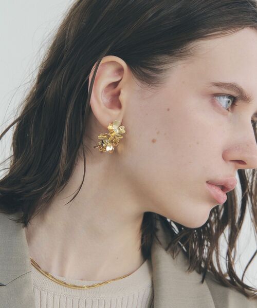 YECCA VECCA（イェッカヴェッカ）の「メタルフラワーピアス（ピアス（両耳用）・レディース・シルバー/ゴールド・FREE）」の3枚目の写真