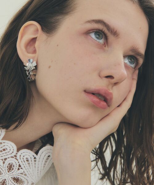 YECCA VECCA（イェッカヴェッカ）の「メタルフラワーピアス（ピアス（両耳用）・レディース・シルバー/ゴールド・FREE）」の4枚目の写真