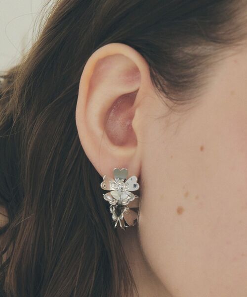 YECCA VECCA（イェッカヴェッカ）の「メタルフラワーピアス（ピアス（両耳用）・レディース・シルバー/ゴールド・FREE）」の5枚目の写真