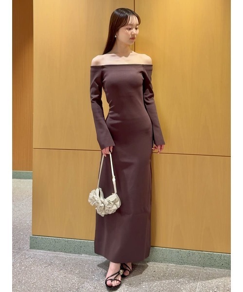 SNIDEL(スナイデル)の「オフショルIラインニットワンピース(ワンピース・レディース・ブラック/ブラウン/ピンク・1/0)」の5枚目の写真