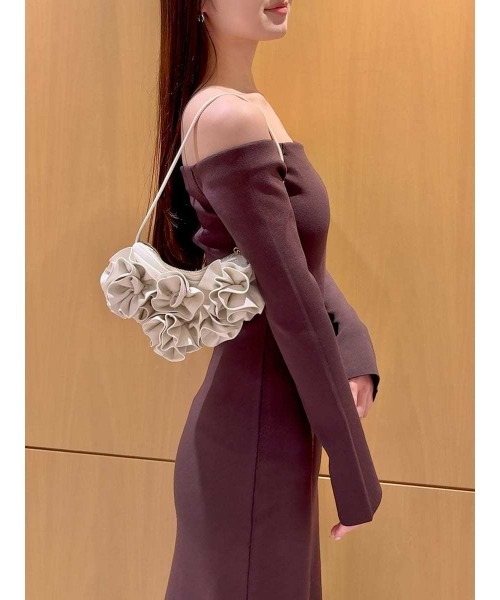 SNIDEL(スナイデル)の「オフショルIラインニットワンピース(ワンピース・レディース・ブラック/ブラウン/ピンク・1/0)」の6枚目の写真