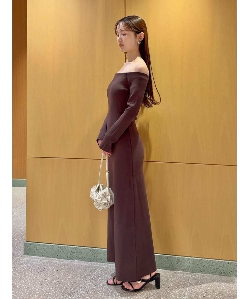 SNIDEL(スナイデル)の「オフショルIラインニットワンピース(ワンピース・レディース・ブラック/ブラウン/ピンク・1/0)」の7枚目の写真