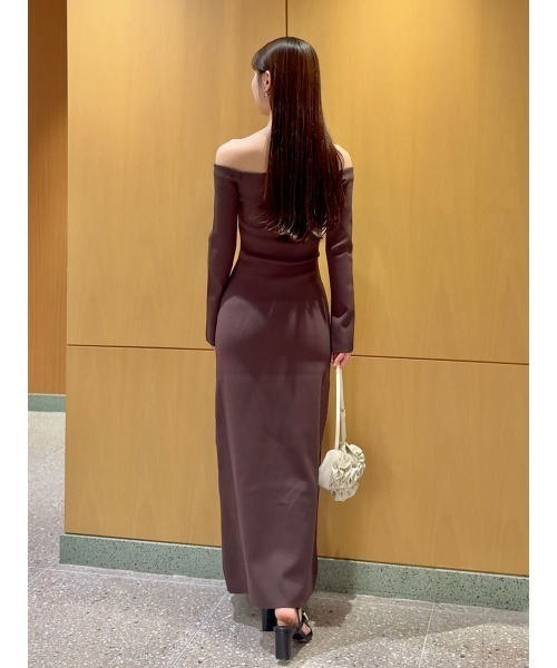 SNIDEL(スナイデル)の「オフショルIラインニットワンピース(ワンピース・レディース・ブラック/ブラウン/ピンク・1/0)」の8枚目の写真