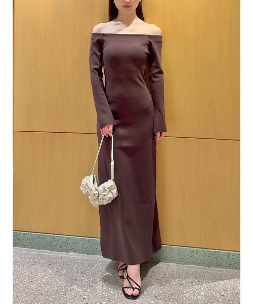 SNIDEL(スナイデル)の「オフショルIラインニットワンピース(ワンピース・レディース・ブラック/ブラウン/ピンク・1/0)」の9枚目の写真