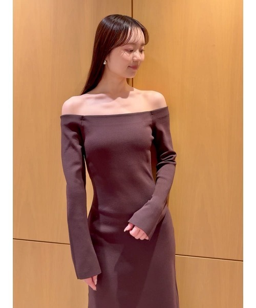 SNIDEL(スナイデル)の「オフショルIラインニットワンピース(ワンピース・レディース・ブラック/ブラウン/ピンク・1/0)」の11枚目の写真