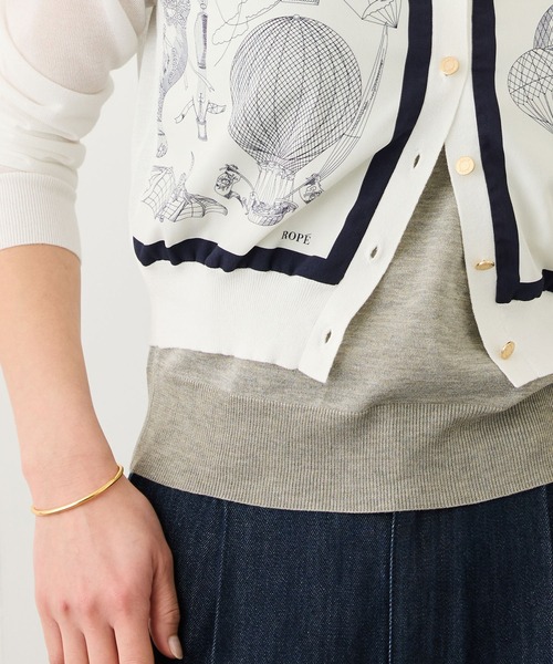 ROPE'（ロペ）の「ヴィンテージスカーフプリントカーディガン/セットアップ対応・イージーケア（カーディガン/ボレロ・レディース・オフホワイト/ブルー系その他・FREE）」の4枚目の写真