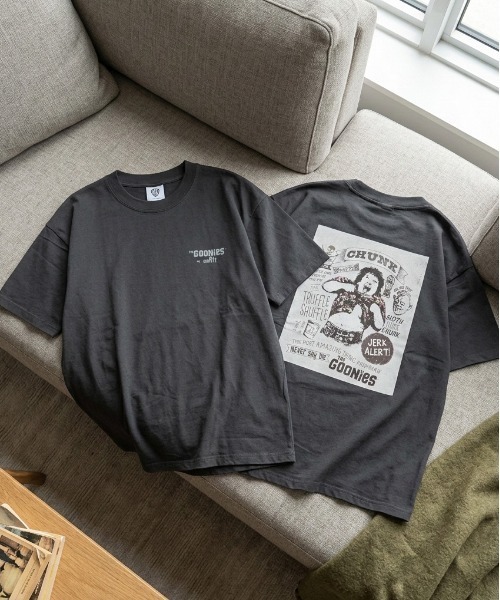 ALWAYS GOOD TIME（オルウェイズグッドタイム）の「【GOONIES/グーニーズ】ＵＳＤヴィンテージ加工プリント半袖Ｔシャツ/Movie Tee（Tシャツ/カットソー・メンズ・ブラック系その他/スミクロ/アイボリー/ホワイト系その他・L/M/LL）」の3枚目の写真