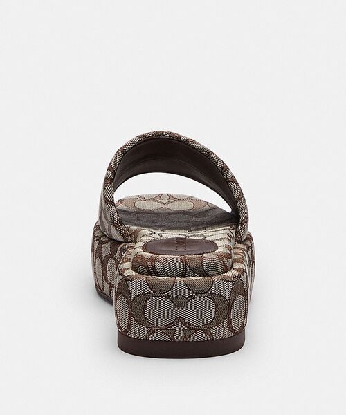 COACH（コーチ）の「スカルプテッド C フラットフォーム スライド・シグネチャー ジャカード（サンダル・レディース・ブラウン系その他・6/7/5/8）」の4枚目の写真