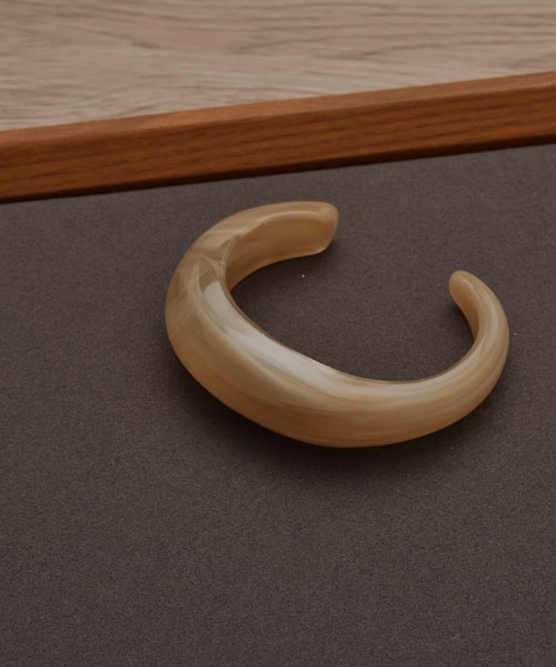 VIBGYOR Women(ヴィブジョー ウィメン)の「【resonance】アクリル マーブル柄 ハーフバングル(バングル/リストバンド・レディース・ベージュ/ホワイト/ピンク/グリーン/ブラウン・FREE)」の3枚目の写真