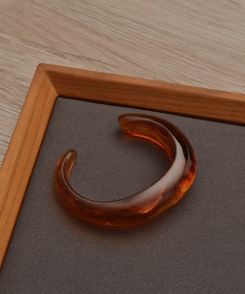 VIBGYOR Women(ヴィブジョー ウィメン)の「【resonance】アクリル マーブル柄 ハーフバングル(バングル/リストバンド・レディース・ベージュ/ホワイト/ピンク/グリーン/ブラウン・FREE)」の2枚目の写真