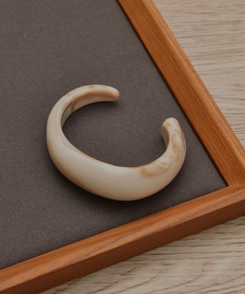 VIBGYOR Women(ヴィブジョー ウィメン)の「【resonance】アクリル マーブル柄 ハーフバングル(バングル/リストバンド・レディース・ベージュ/ホワイト/ピンク/グリーン/ブラウン・FREE)」の1枚目の写真