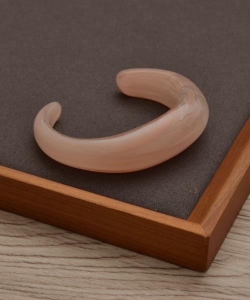 VIBGYOR Women(ヴィブジョー ウィメン)の「【resonance】アクリル マーブル柄 ハーフバングル(バングル/リストバンド・レディース・ベージュ/ホワイト/ピンク/グリーン/ブラウン・FREE)」の5枚目の写真