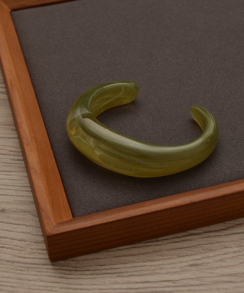 VIBGYOR Women(ヴィブジョー ウィメン)の「【resonance】アクリル マーブル柄 ハーフバングル(バングル/リストバンド・レディース・ベージュ/ホワイト/ピンク/グリーン/ブラウン・FREE)」の4枚目の写真