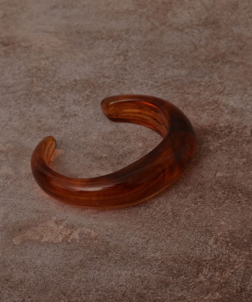 VIBGYOR Women(ヴィブジョー ウィメン)の「【resonance】アクリル マーブル柄 ハーフバングル(バングル/リストバンド・レディース・ベージュ/ホワイト/ピンク/グリーン/ブラウン・FREE)」の9枚目の写真