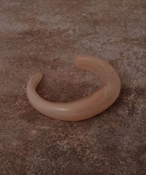 VIBGYOR Women(ヴィブジョー ウィメン)の「【resonance】アクリル マーブル柄 ハーフバングル(バングル/リストバンド・レディース・ベージュ/ホワイト/ピンク/グリーン/ブラウン・FREE)」の16枚目の写真