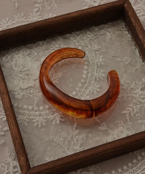 VIBGYOR Women(ヴィブジョー ウィメン)の「【resonance】アクリル マーブル柄 ハーフバングル(バングル/リストバンド・レディース・ベージュ/ホワイト/ピンク/グリーン/ブラウン・FREE)」の10枚目の写真