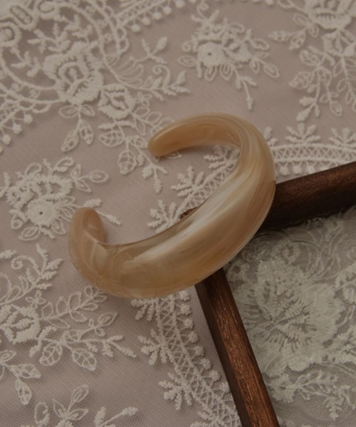 VIBGYOR Women(ヴィブジョー ウィメン)の「【resonance】アクリル マーブル柄 ハーフバングル(バングル/リストバンド・レディース・ベージュ/ホワイト/ピンク/グリーン/ブラウン・FREE)」の12枚目の写真