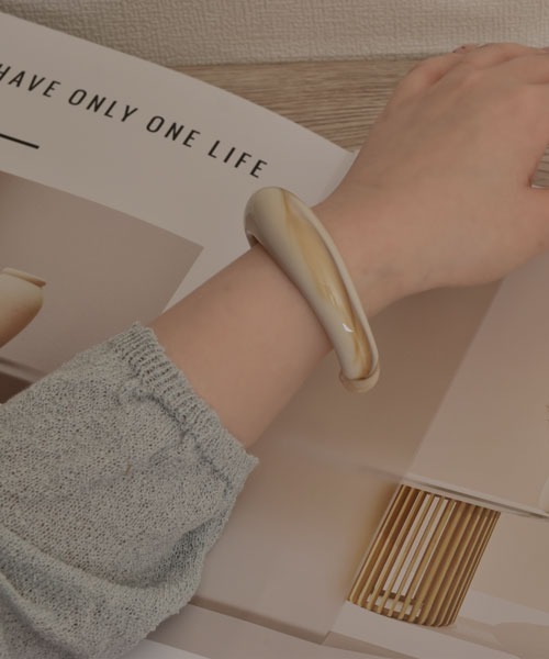 VIBGYOR Women(ヴィブジョー ウィメン)の「【resonance】アクリル マーブル柄 ハーフバングル(バングル/リストバンド・レディース・ベージュ/ホワイト/ピンク/グリーン/ブラウン・FREE)」の6枚目の写真