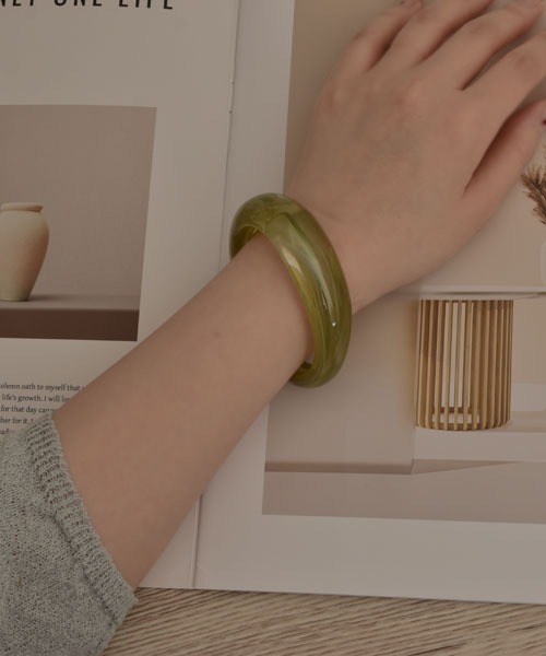 VIBGYOR Women(ヴィブジョー ウィメン)の「【resonance】アクリル マーブル柄 ハーフバングル(バングル/リストバンド・レディース・ベージュ/ホワイト/ピンク/グリーン/ブラウン・FREE)」の13枚目の写真
