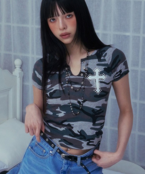 NIIER NOR(ニアノア)の「A'GEM/9 × .kom 『NIIER NOR/ニーアノア』 VINTAGE CROSS TEE/ビンテージクロス Tシャツ(Tシャツ/カットソー・レディース・グレー/カモフラージュ・FREE)」の3枚目の写真