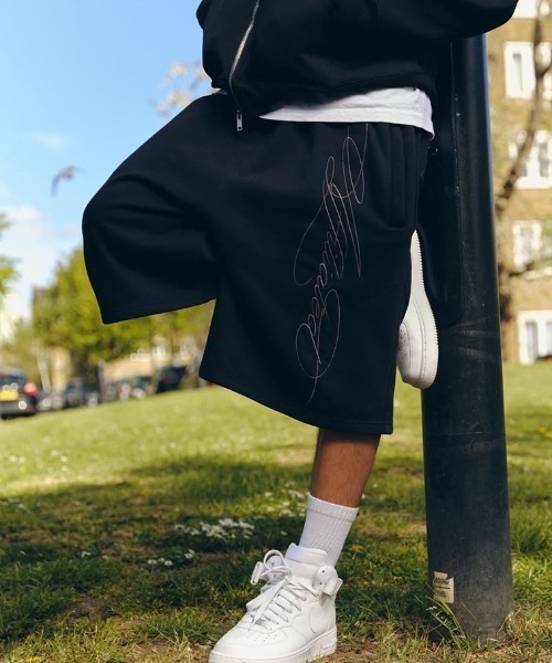 B.R.U(ブル)の「Y2Kカリグラフ刺繍ハーフパンツ(スウェットパンツ・メンズ・その他/ブラック/グレー・LARGE/MEDIUM)」の2枚目の写真